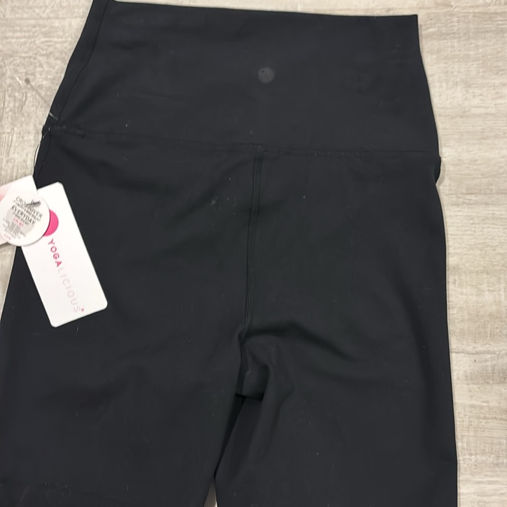 Yogalicious NWT $78 XS black shorts 🔥 - Picture 3 of 3
